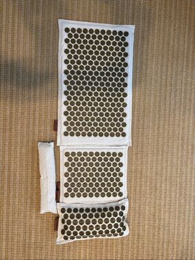 White Acupressure Mat and Pillows Set with Olive Green Spikes
